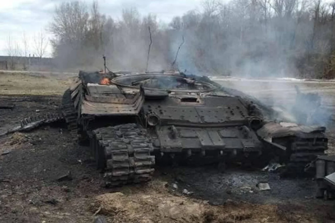 Знищений танк димиться на полі бою
