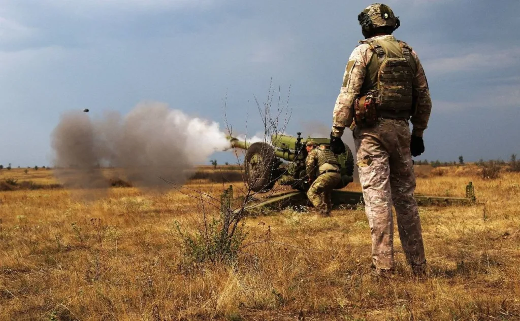 Військові стріляють з гармати на полігоні