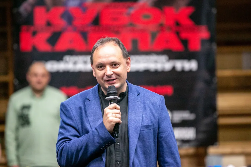 Чоловік виступає з мікрофоном на заході Кубок Карпат