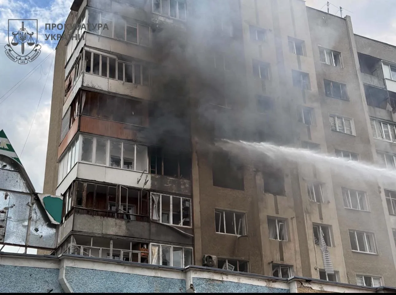 Пожежа в житловому будинку, рятувальники гасять вогонь
