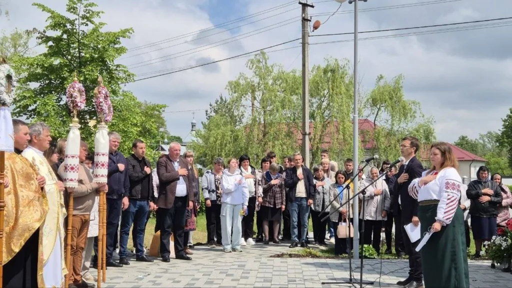 Люди на урочистій церемонії біля прапора України