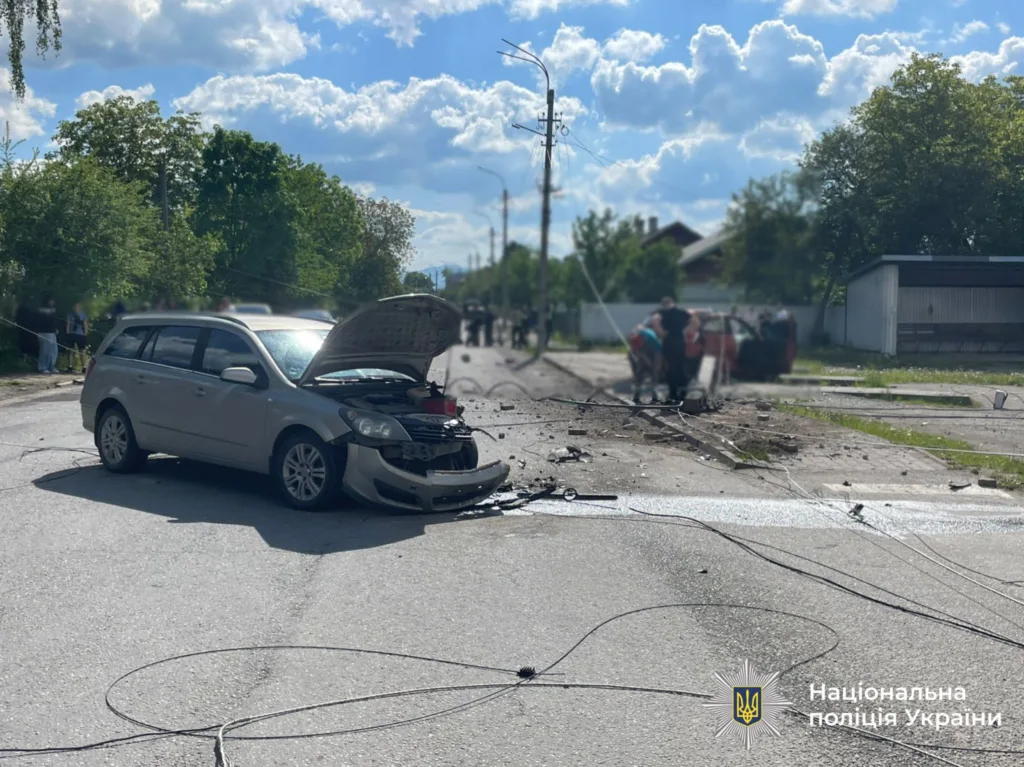 Дорожньо-транспортна пригода з пошкодженими автомобілями