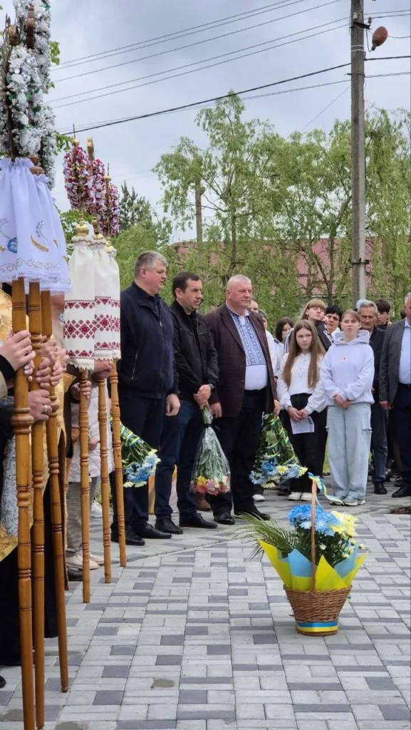 Люди з квітами на урочистому заході в Україні