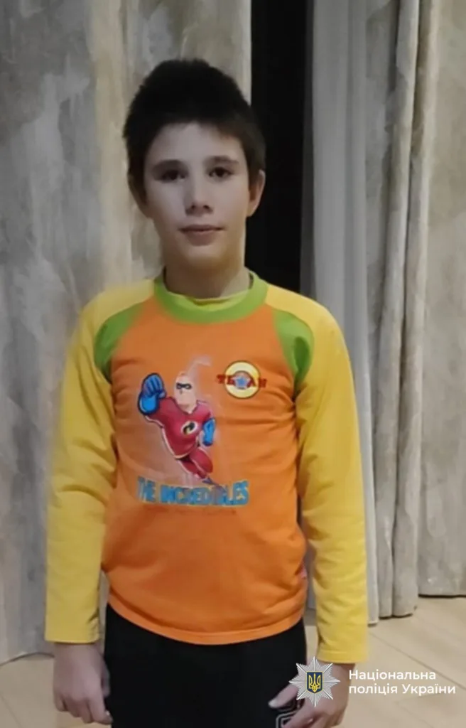Хлопчик у помаранчевій кофті з героями мультфільму