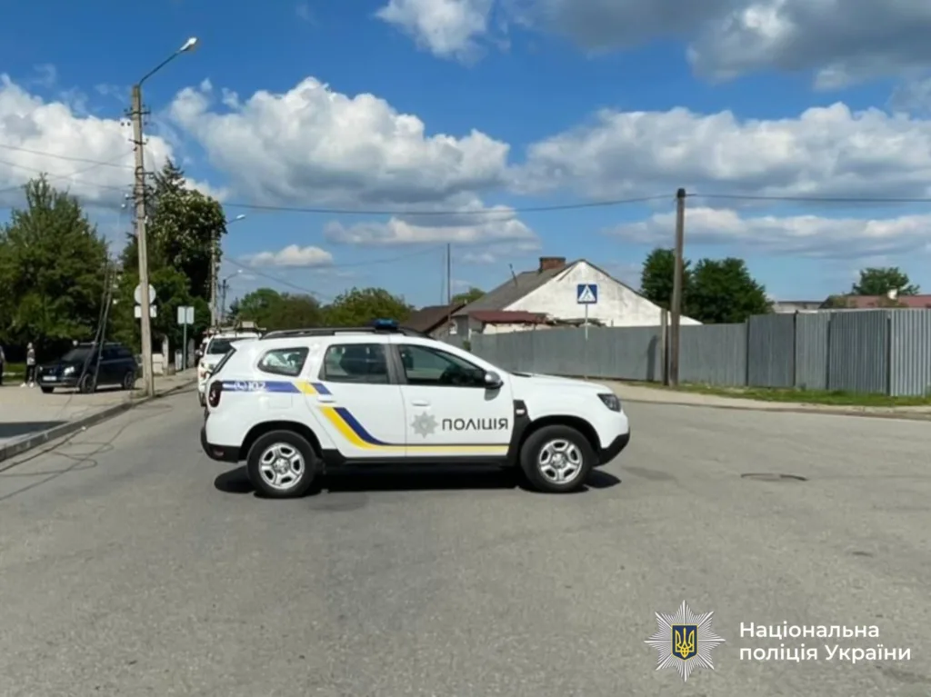 Поліцейський автомобіль на вулиці українського міста