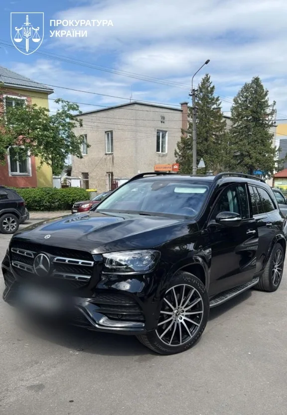 Чорний позашляховик Mercedes-Benz на міській вулиці