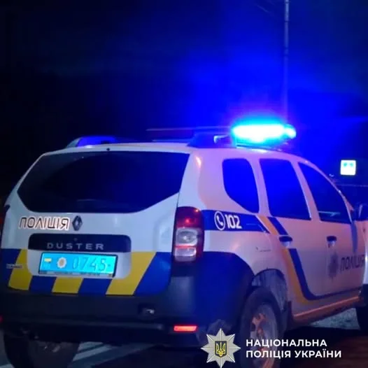 Поліцейський автомобіль з увімкненими проблисковими маячками
