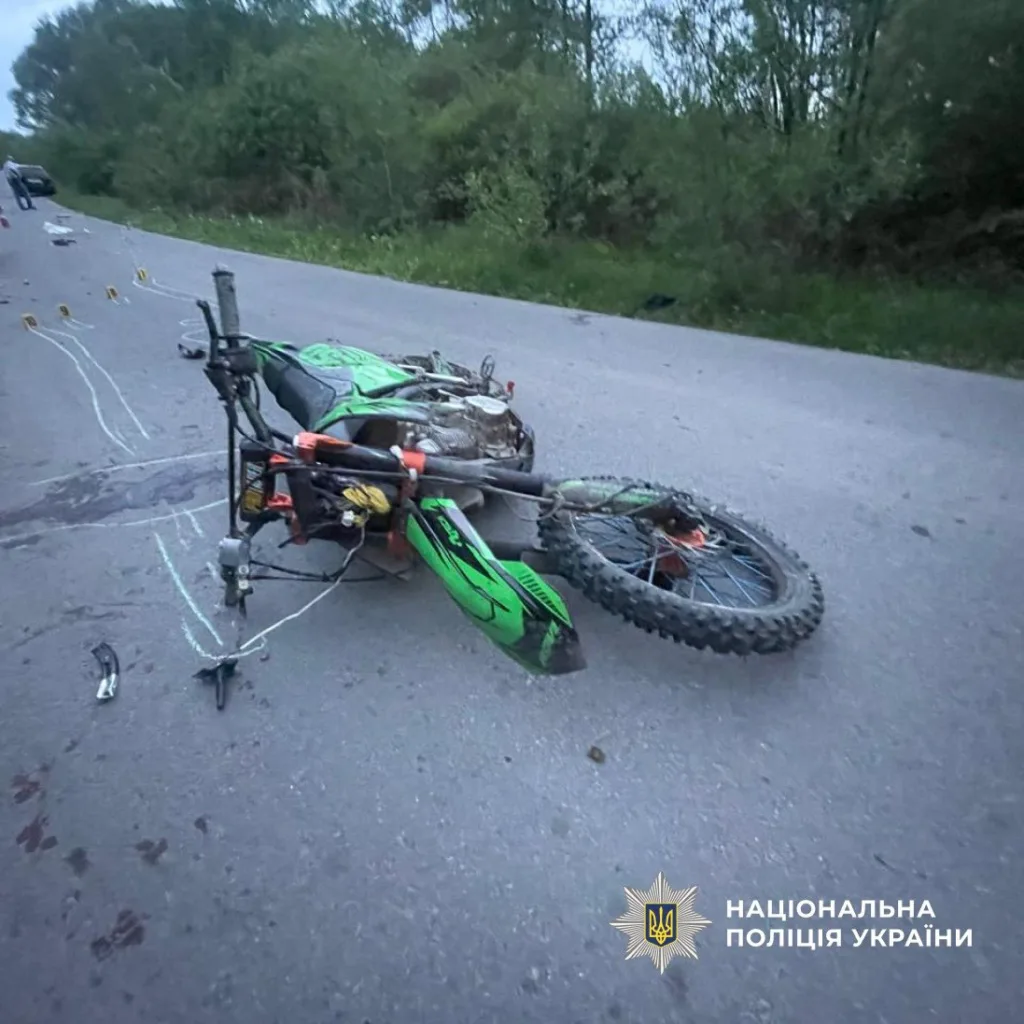 Місце аварії мотоцикла на дорозі