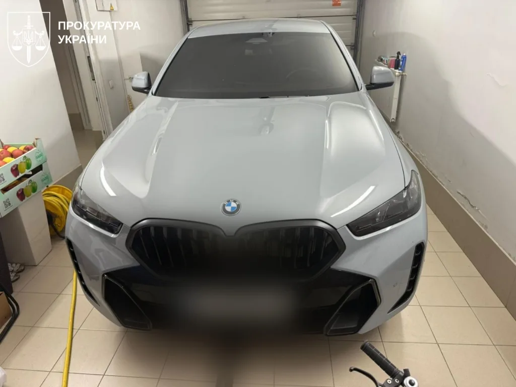 Сірий автомобіль BMW у гаражі