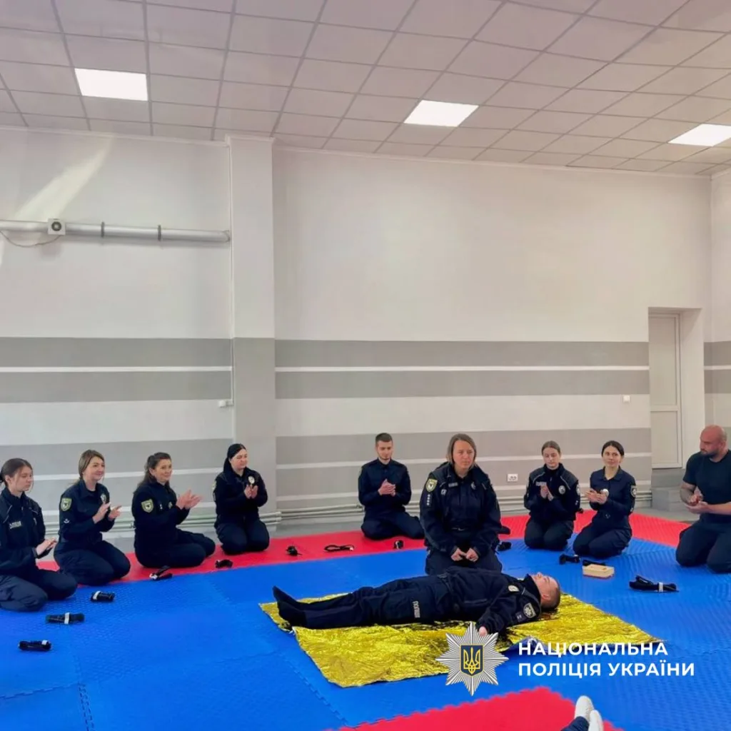 Поліцейські тренуються на заняттях з надання першої допомоги