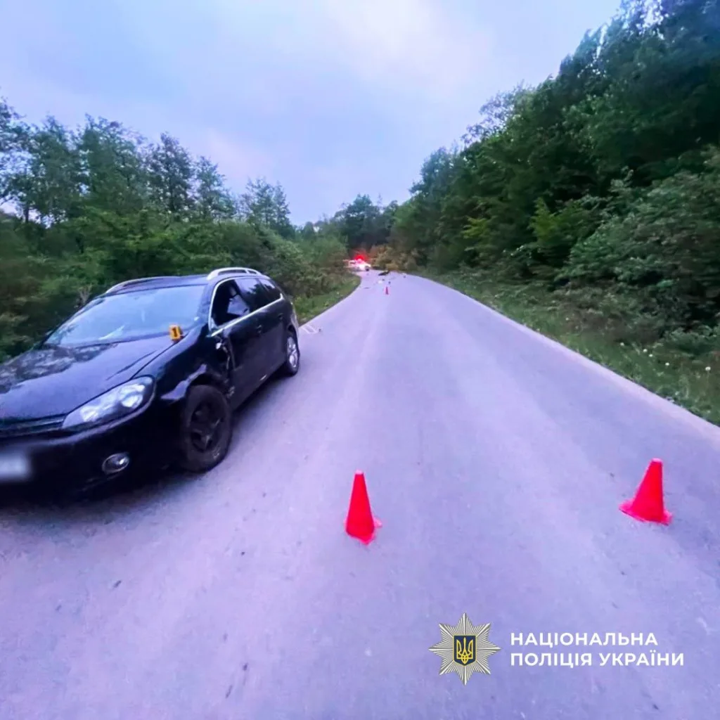 Дорожня аварія з чорним автомобілем у лісі