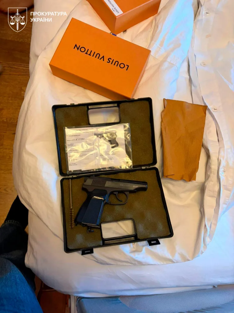 Пістолет у кейсі поряд із коробками Louis Vuitton