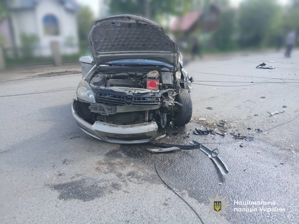 Пошкоджений автомобіль після дорожньо-транспортної пригоди