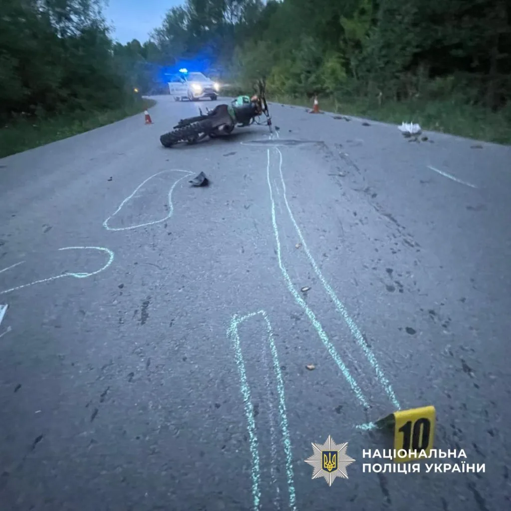 Аварія мотоцикла на дорозі, поліція на місці