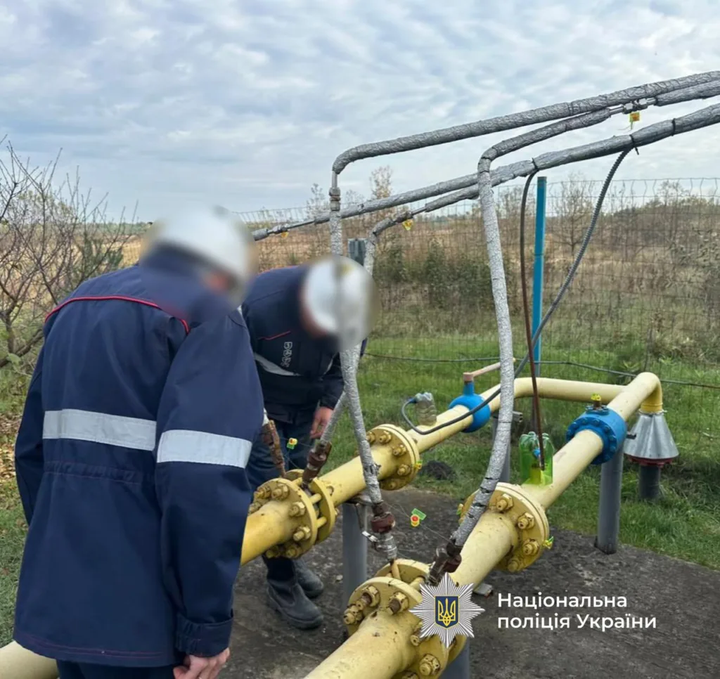 Працівники перевіряють обладнання газопроводу на відкритому майданчику