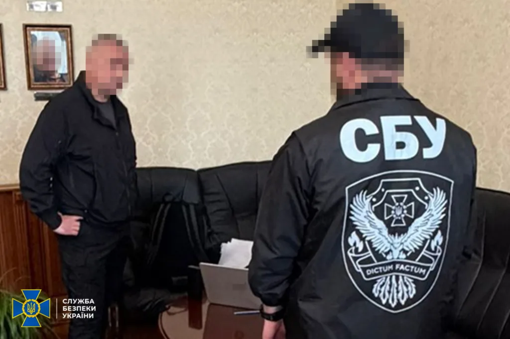 Оперативники СБУ проводять службові дії в офісі