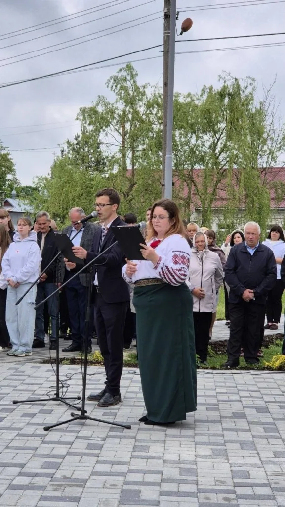 Люди виступають біля мікрофонів на вуличному заході