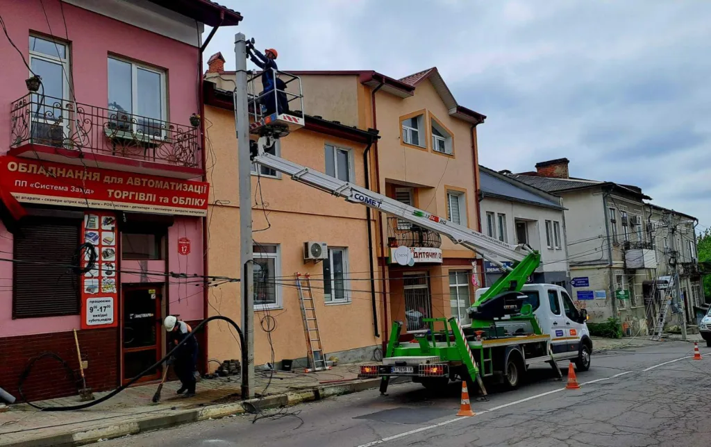 Ремонт електромереж на вулиці біля будинків