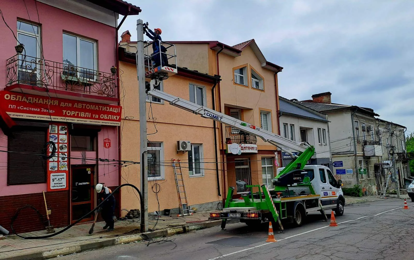 Ремонт електромереж на вулиці біля будинків