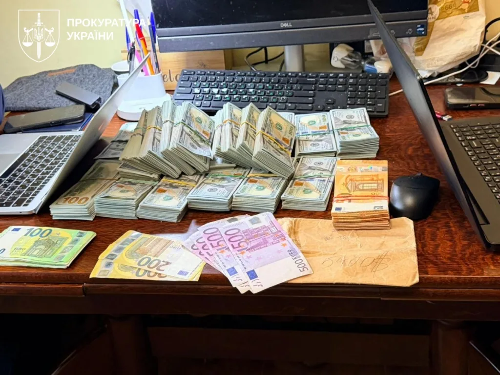 Стоси доларів і євро на робочому столі