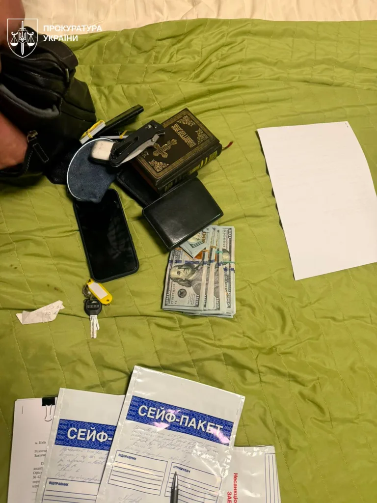 Гроші, документи та ключі на зеленій ковдрі
