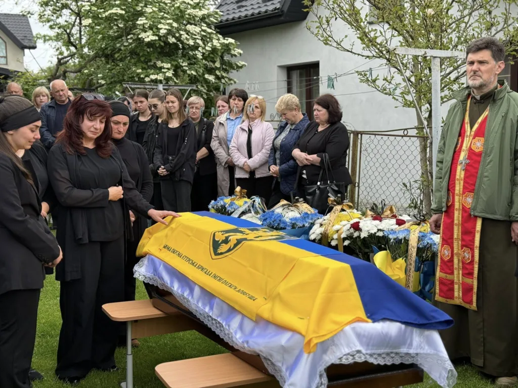 Похорон українського військового з жовто-синім прапором