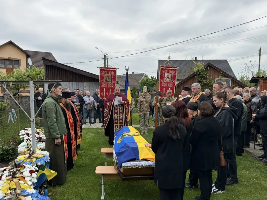 Похорон воїна з прапором України на труні