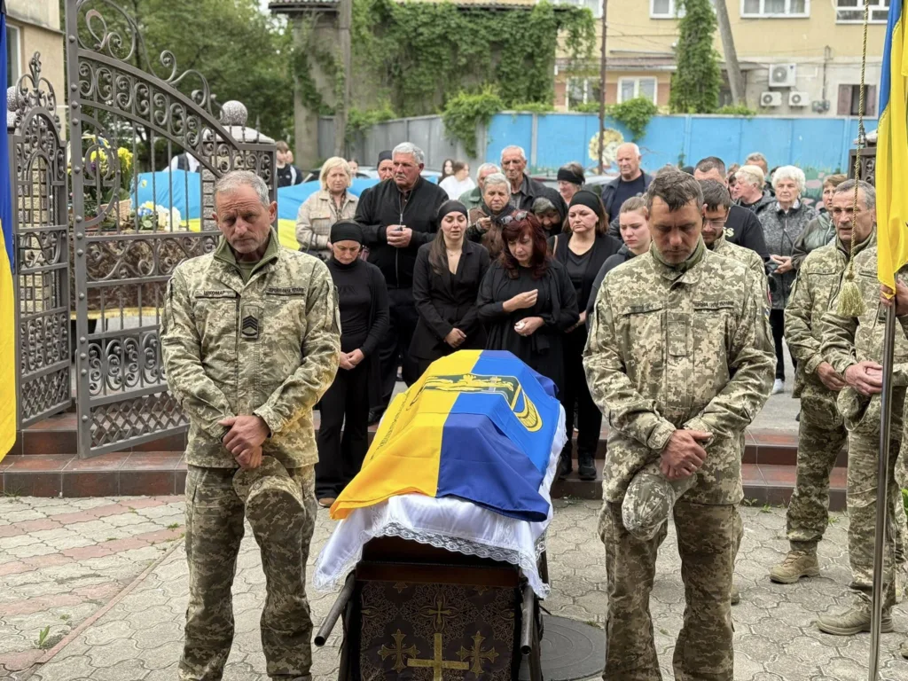 Похорон українського військового з прапором України