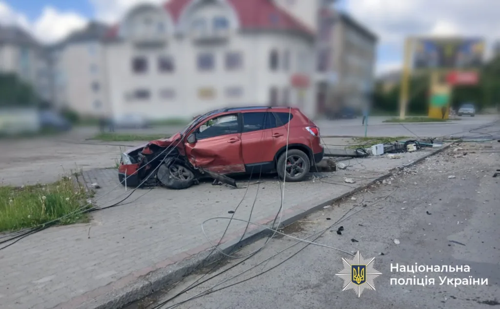 Пошкоджене червоне авто після ДТП на вулиці