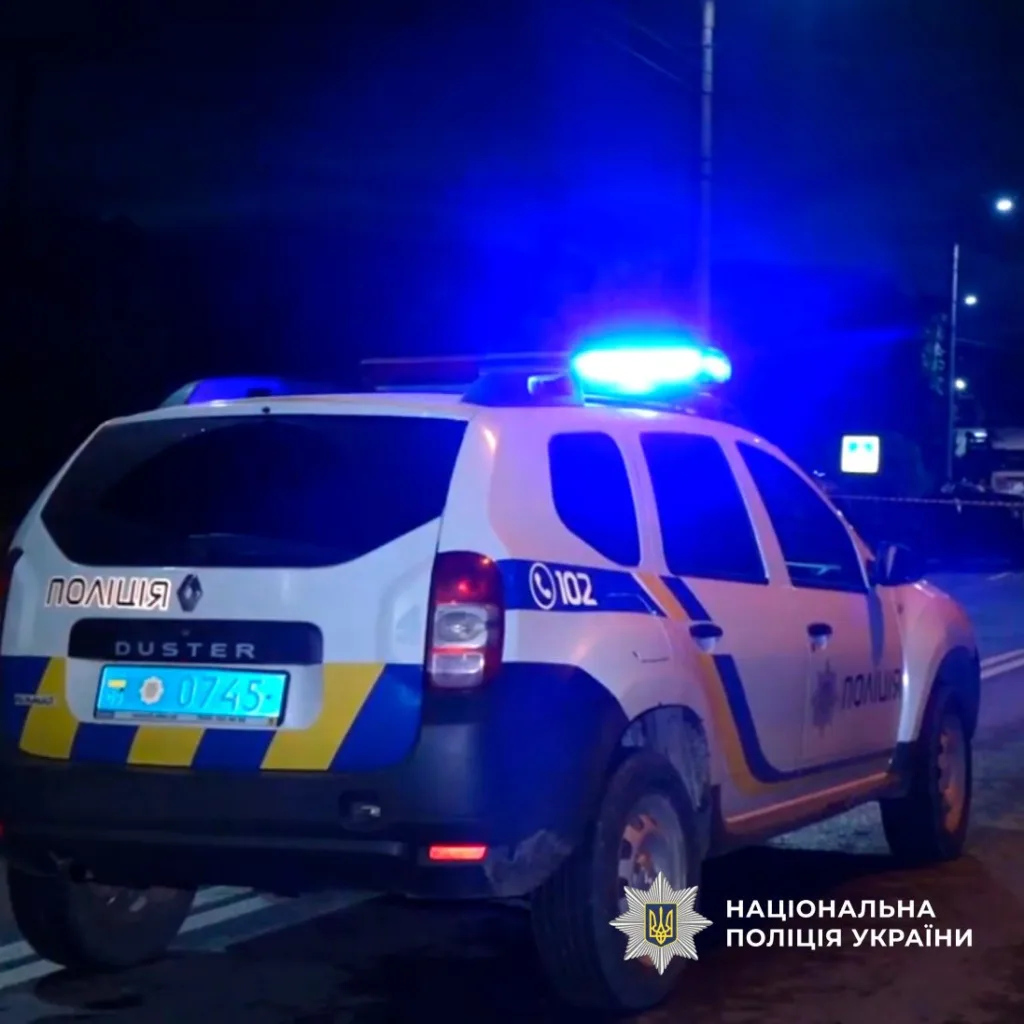 Поліцейський автомобіль України з увімкненими мигалками