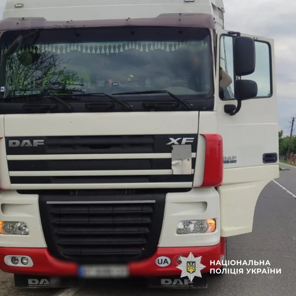 Вантажівка DAF на дорозі в Україні