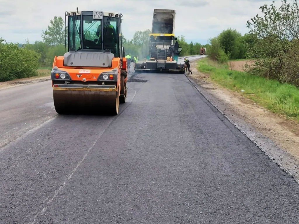 Будівництво та укладка нового асфальту на дорозі