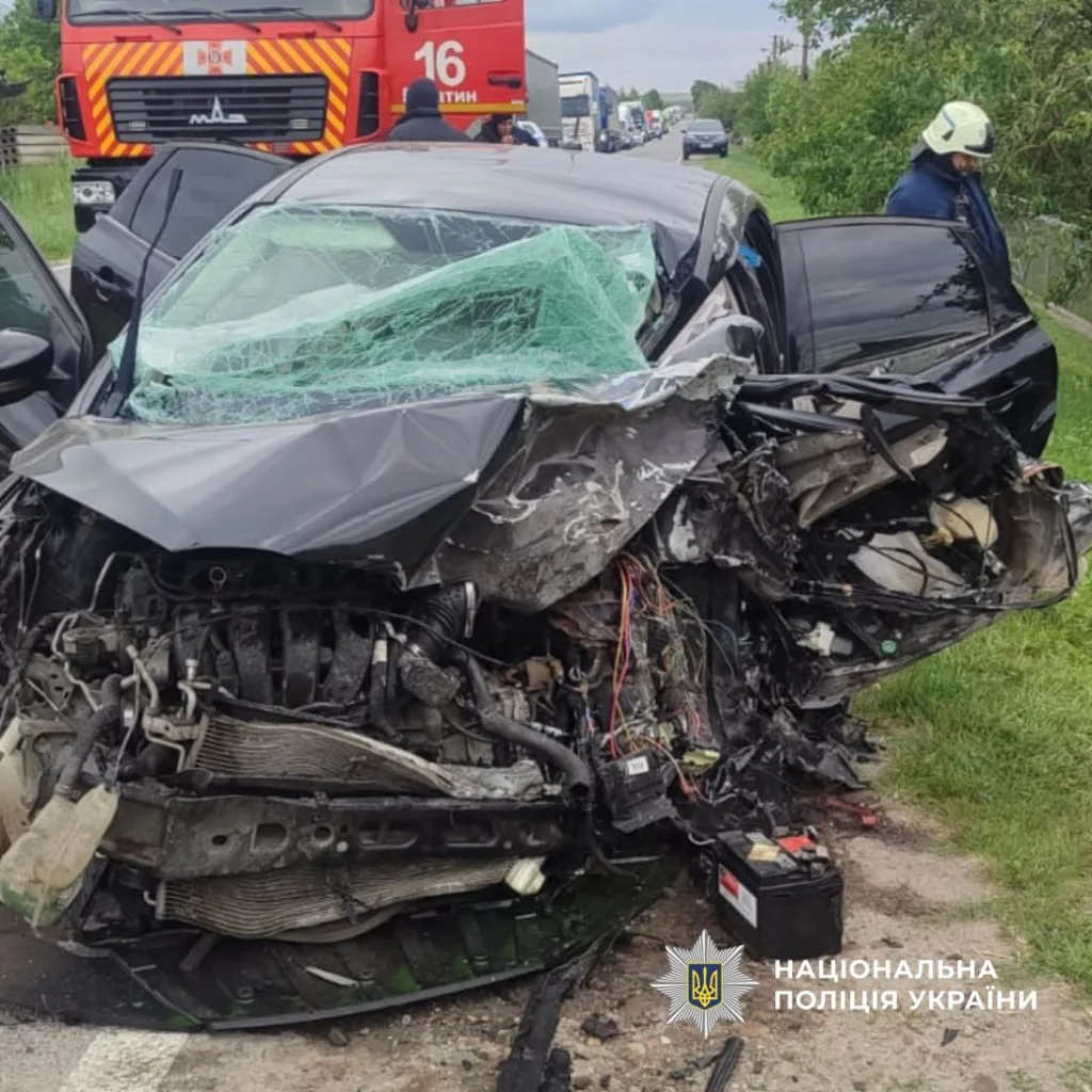 Дорожньо-транспортна пригода з пошкодженим автомобілем