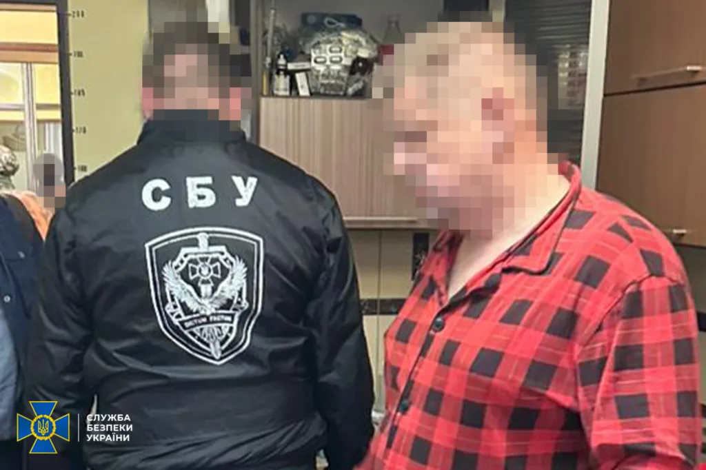 Офіцер СБУ проводить розмову з чоловіком у квартирі