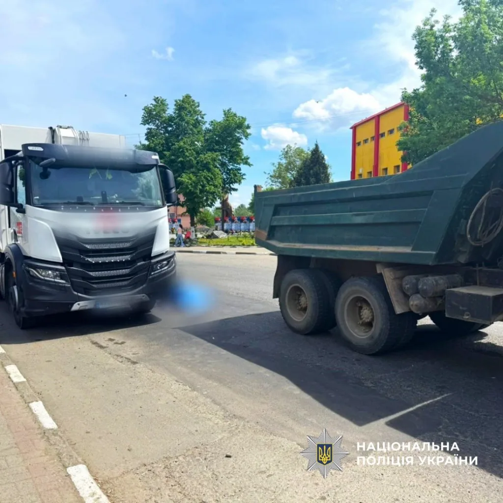 Дорожня аварія вантажівок у місті, поліція України