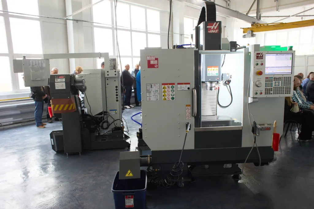 Верстат Haas Mini Mill у виробничому цеху