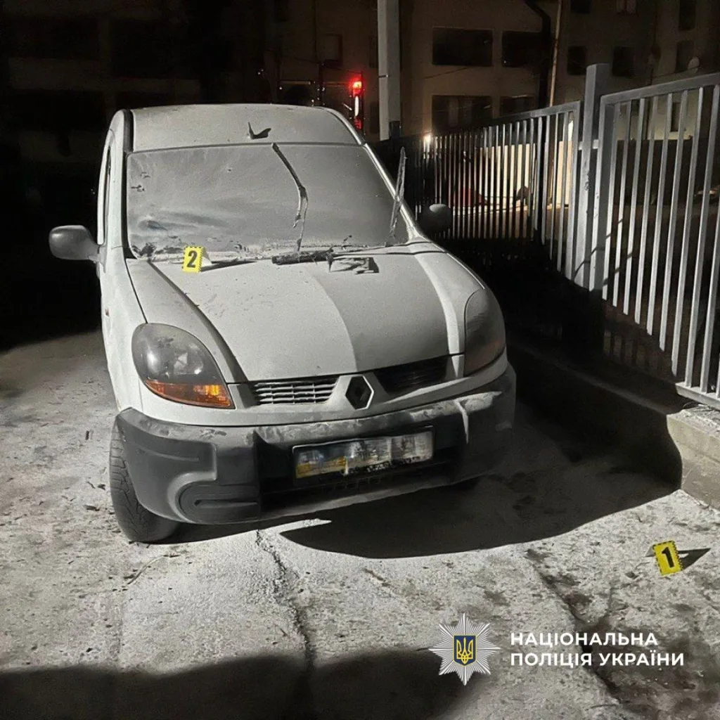 Білий Renault із мітками доказів поліції України
