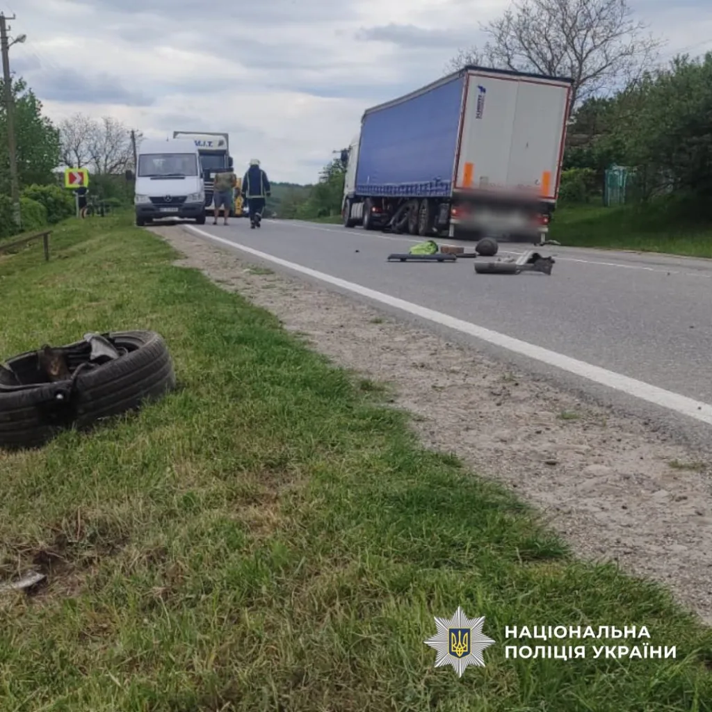 Дорожньо-транспортна пригода з вантажівкою на трасі