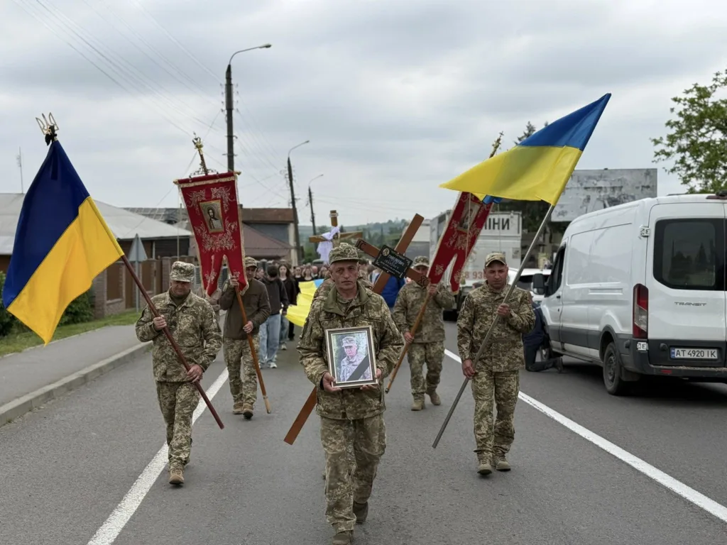 Військові України несуть прапори та портрет полеглого