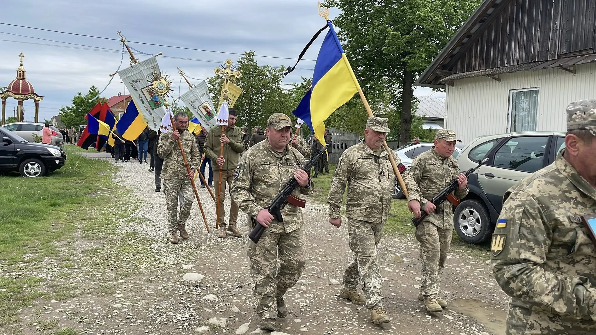 Українські військові на патріотичній ході з прапорами