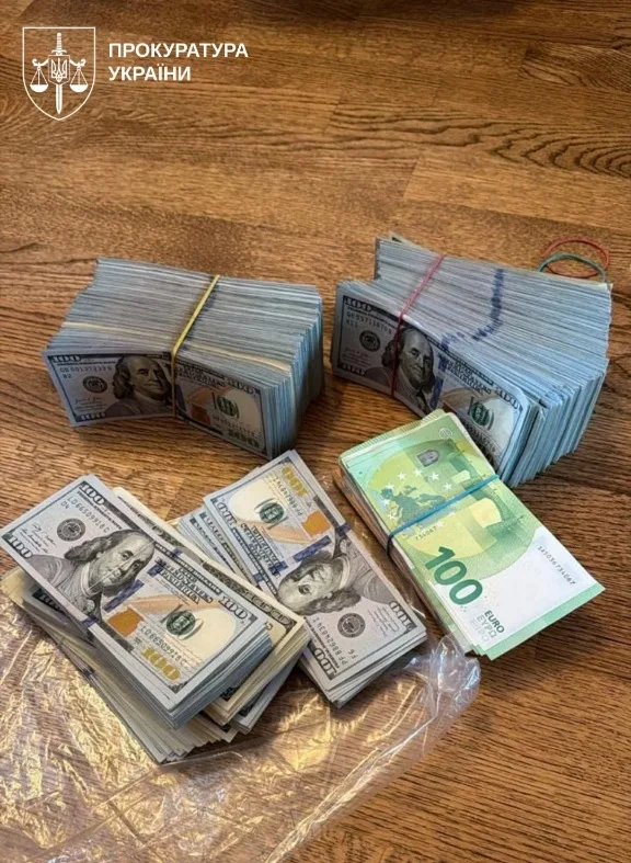 Готівка долари та євро на столі