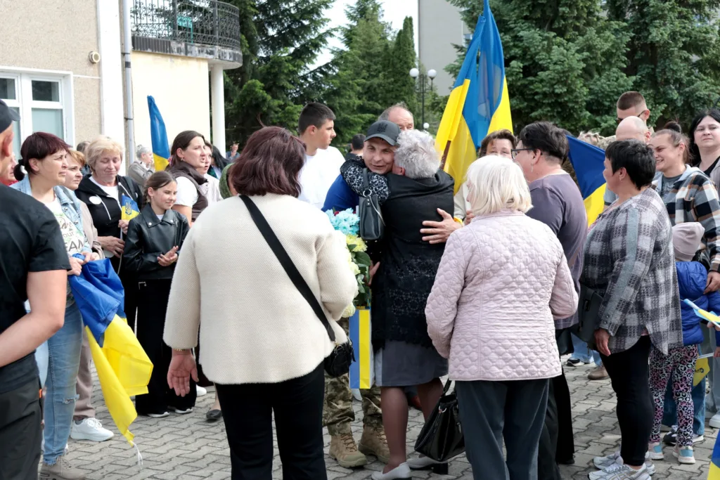 Зустріч українських військових з родинами та прапорами