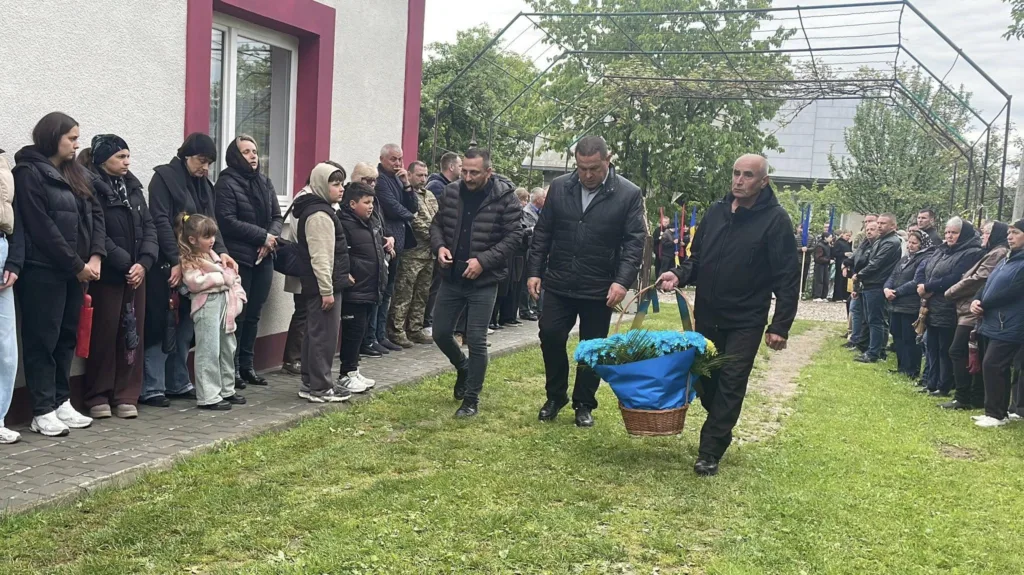 Люди на церемонії покладання квітів