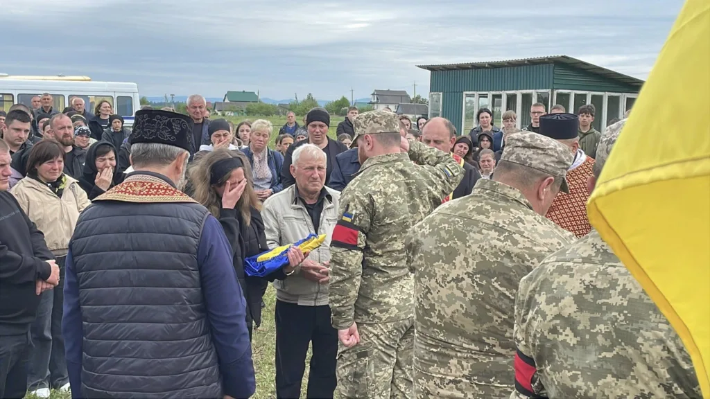 Похорон військового героя з родиною та побратимами