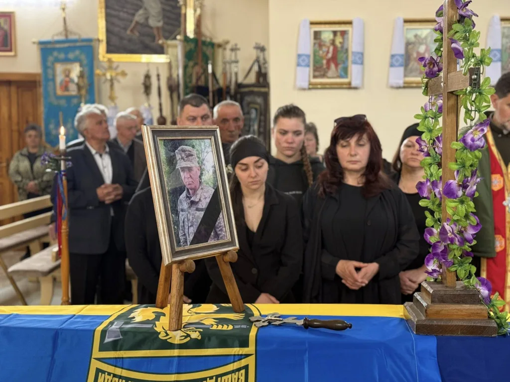 Церемонія прощання з українським військовим у церкві