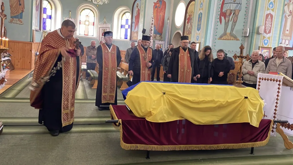 Похоронна церемонія в церкві з прапором України