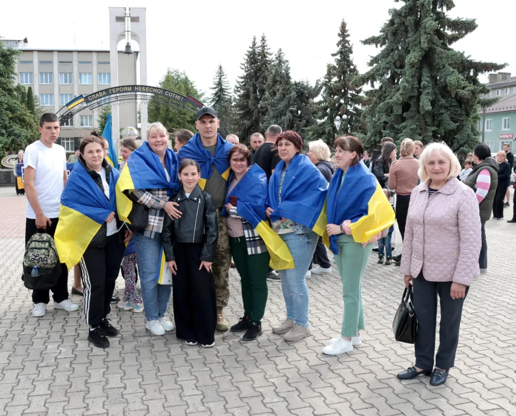 Люди з прапорами України на міській площі