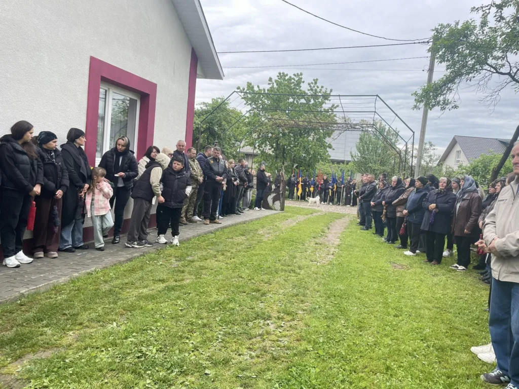 Люди стоять на вулиці під час церемонії