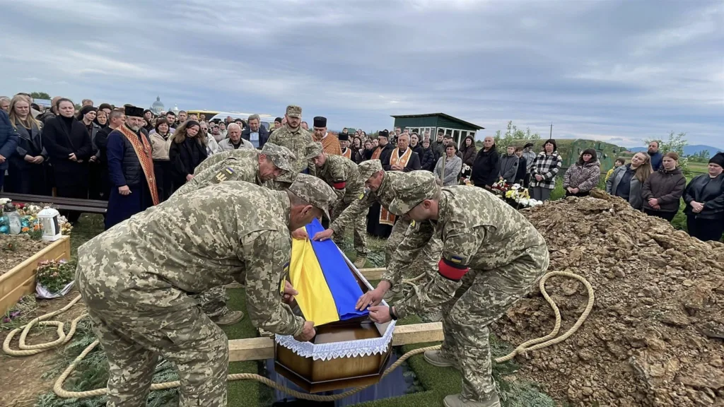 Поховання українського військового із прапором України