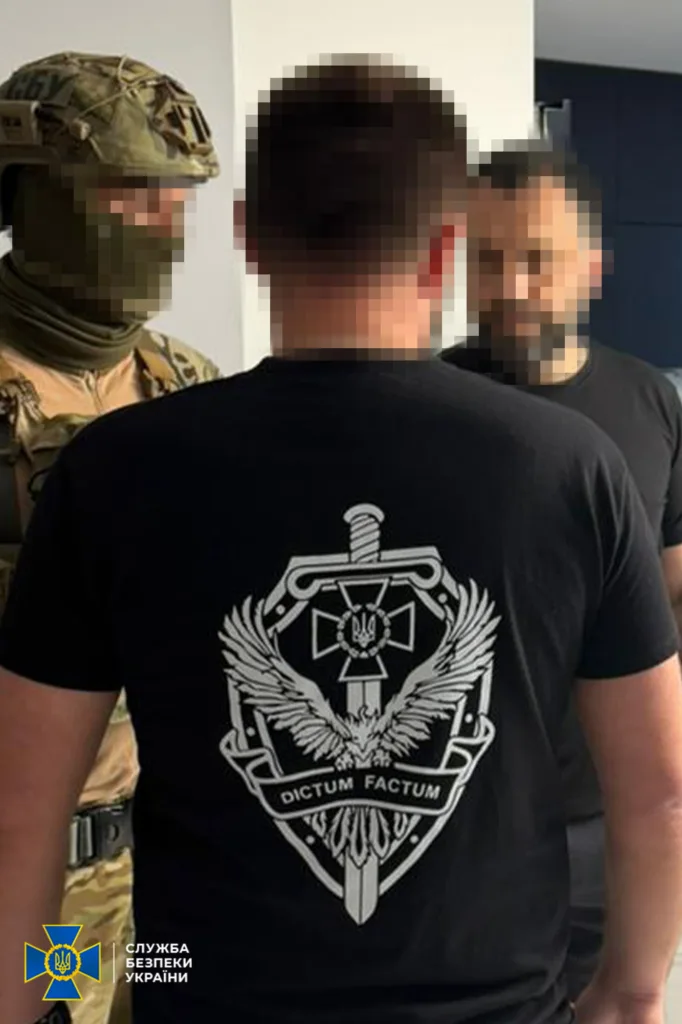 Оперативники СБУ під час затримання підозрюваного
